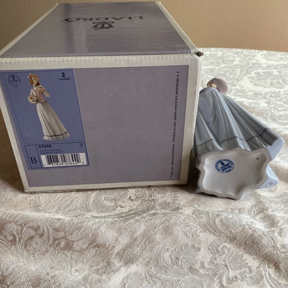 RETIRED 1996 ‘INNOCENCE IN BLOOM LLADRO’ PORCELAIN FIGURINE-Item# 01007644 - Picture 9 of 9